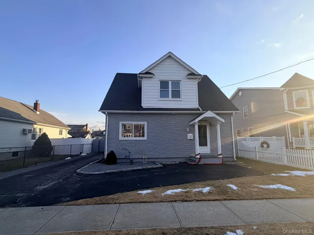 $2,700 | 1924 Commonwealth Avenue, Merrick, NY 11566