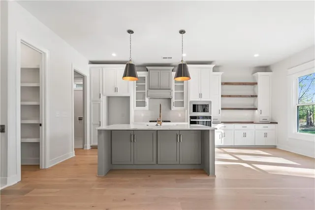 $750,000 | 2624 Northeast Woodland Oak Drive, Lee's Summit, MO 64086