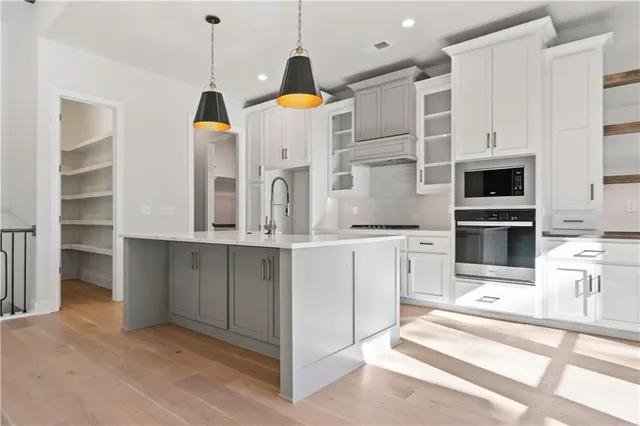 $750,000 | 2624 Northeast Woodland Oak Drive, Lee's Summit, MO 64086