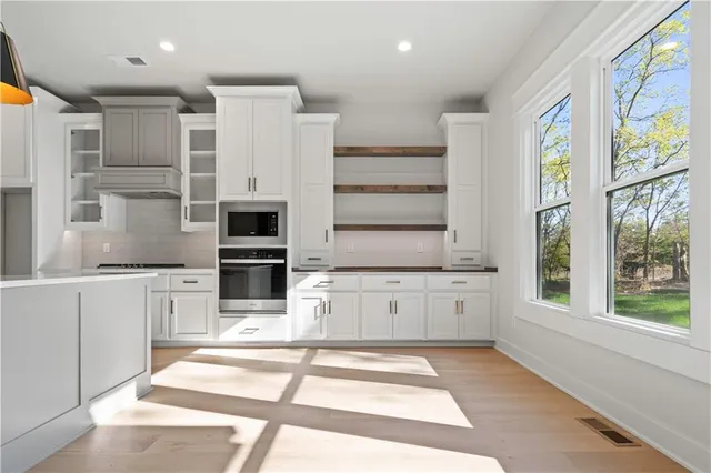 $750,000 | 2624 Northeast Woodland Oak Drive, Lee's Summit, MO 64086