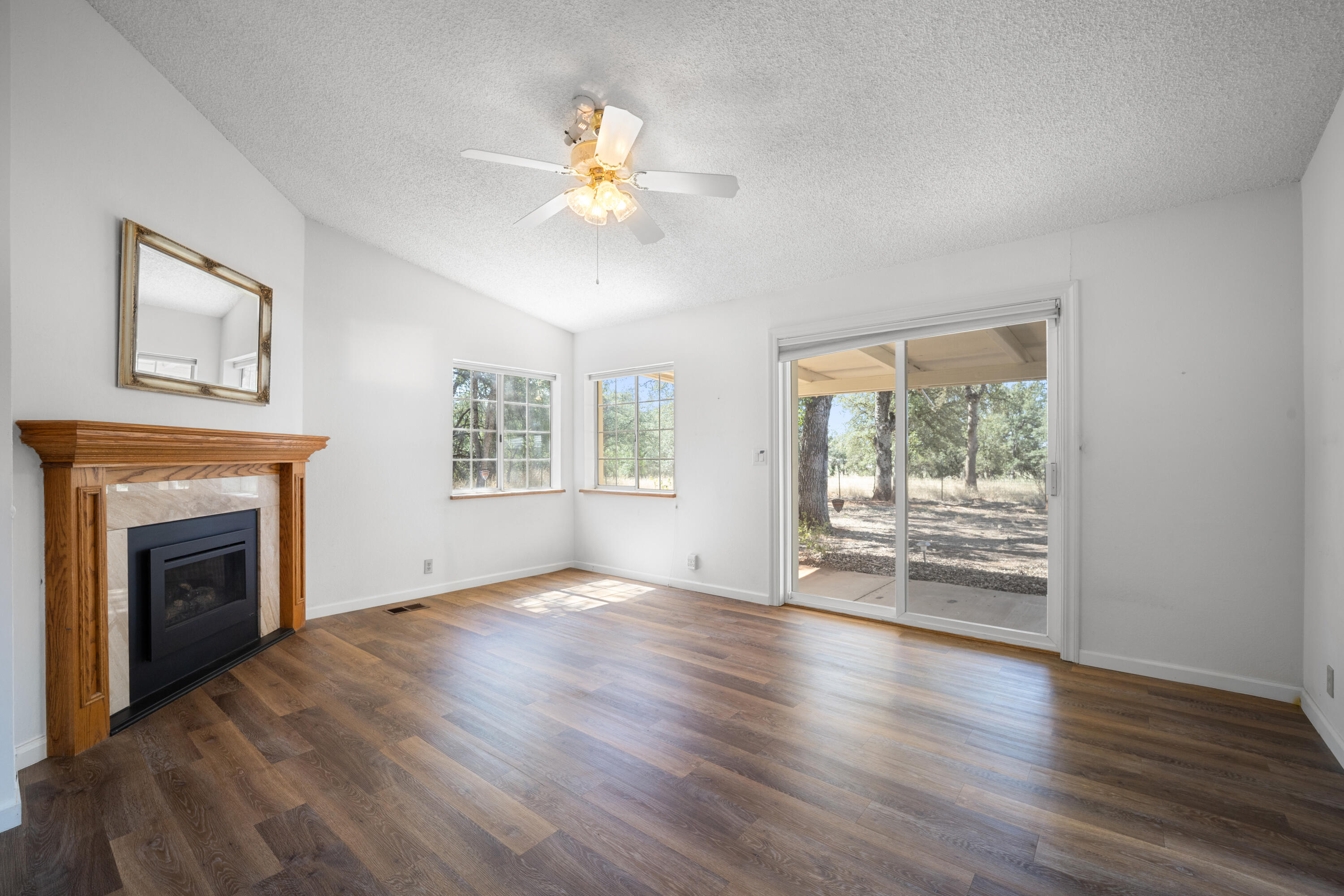 19331 Flintstone Road Redding, CA 96003 - Photo 13 of 18 Interior15