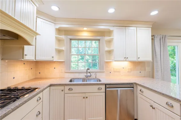$4,200 | 48 Pleasant Street, Portsmouth, RI 02871