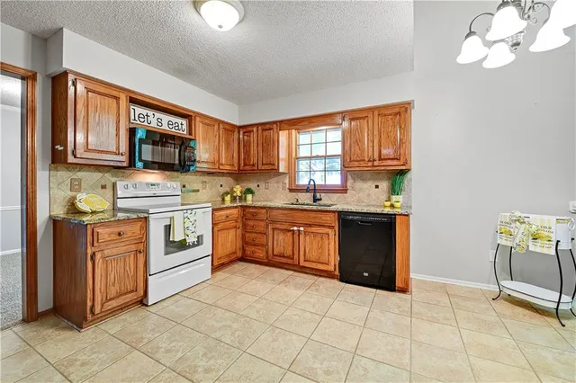 $407,500 | 14424 West 84th Terrace, Lenexa, KS 66215
