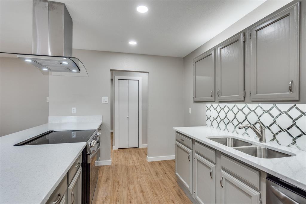 516 Ridgemont Drive Allen, TX 75002 - Photo 4 of 25 a kitchen with a sink and cabinets
