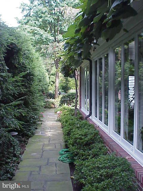 1411 Hillcrest Road Lancaster, PA 17603 - Photo 4 of 32 Gallery Image 4