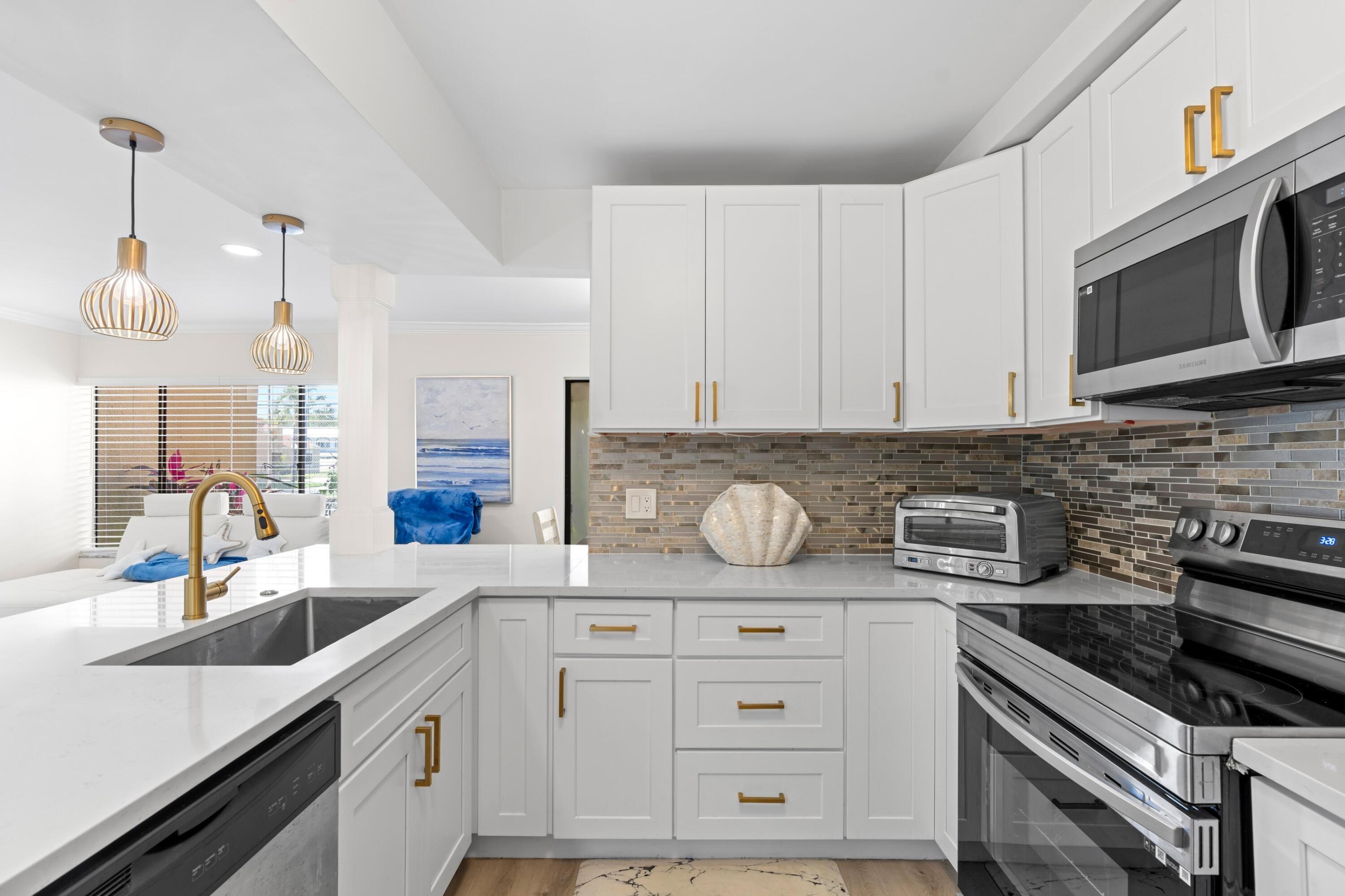 1121 Northwest 13th Street, Unit 3 Boca Raton, FL 33486 - Photo 7 of 37 Kitchen