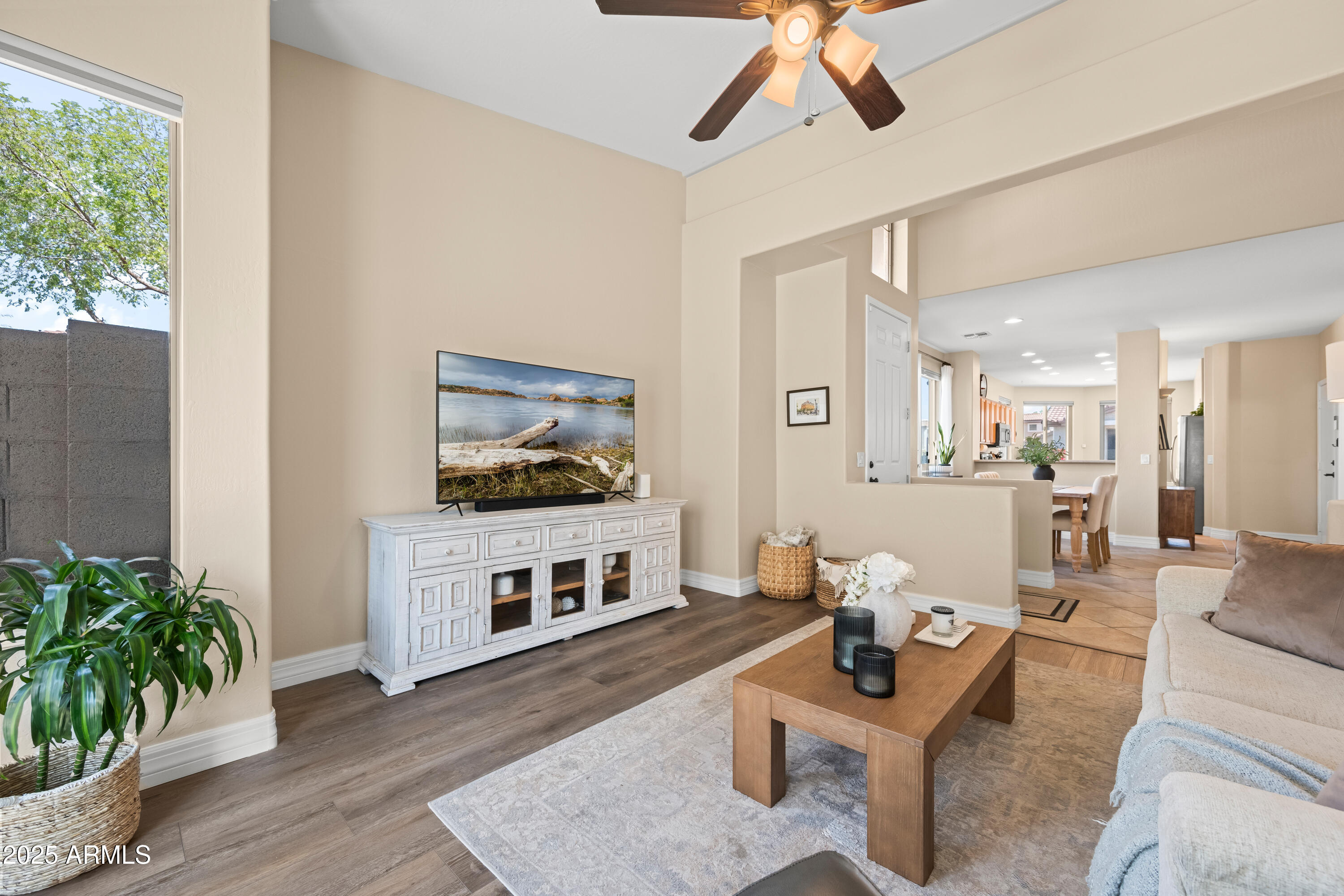1024 East Frye Road, Unit 1093 Phoenix, AZ 85048 - Photo 5 of 38 Living Room