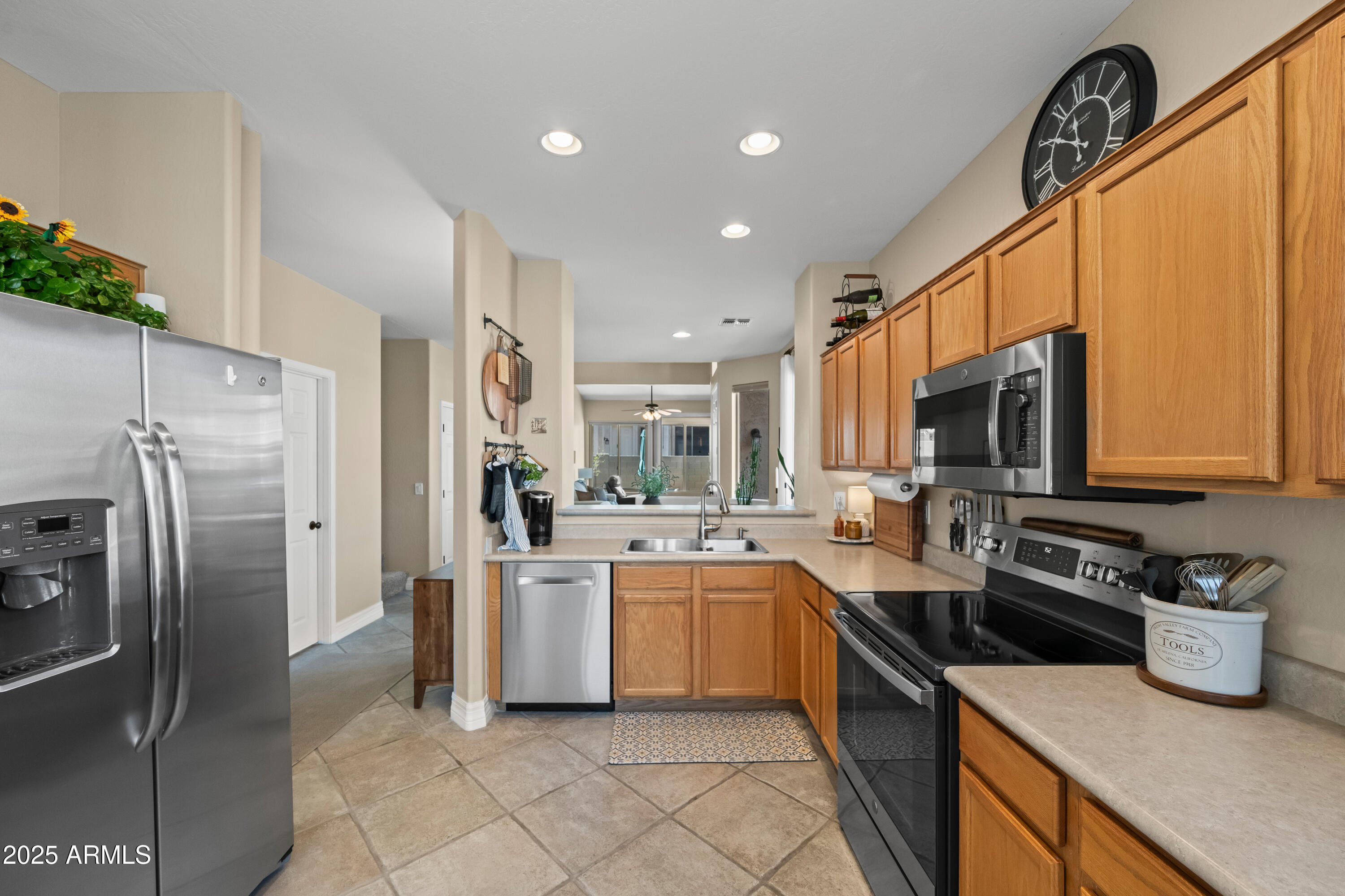 1024 East Frye Road, Unit 1093 Phoenix, AZ 85048 - Photo 9 of 38 Kitchen looking into dining