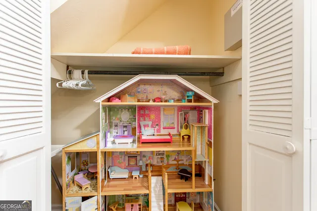 a view of entryway with a small yard