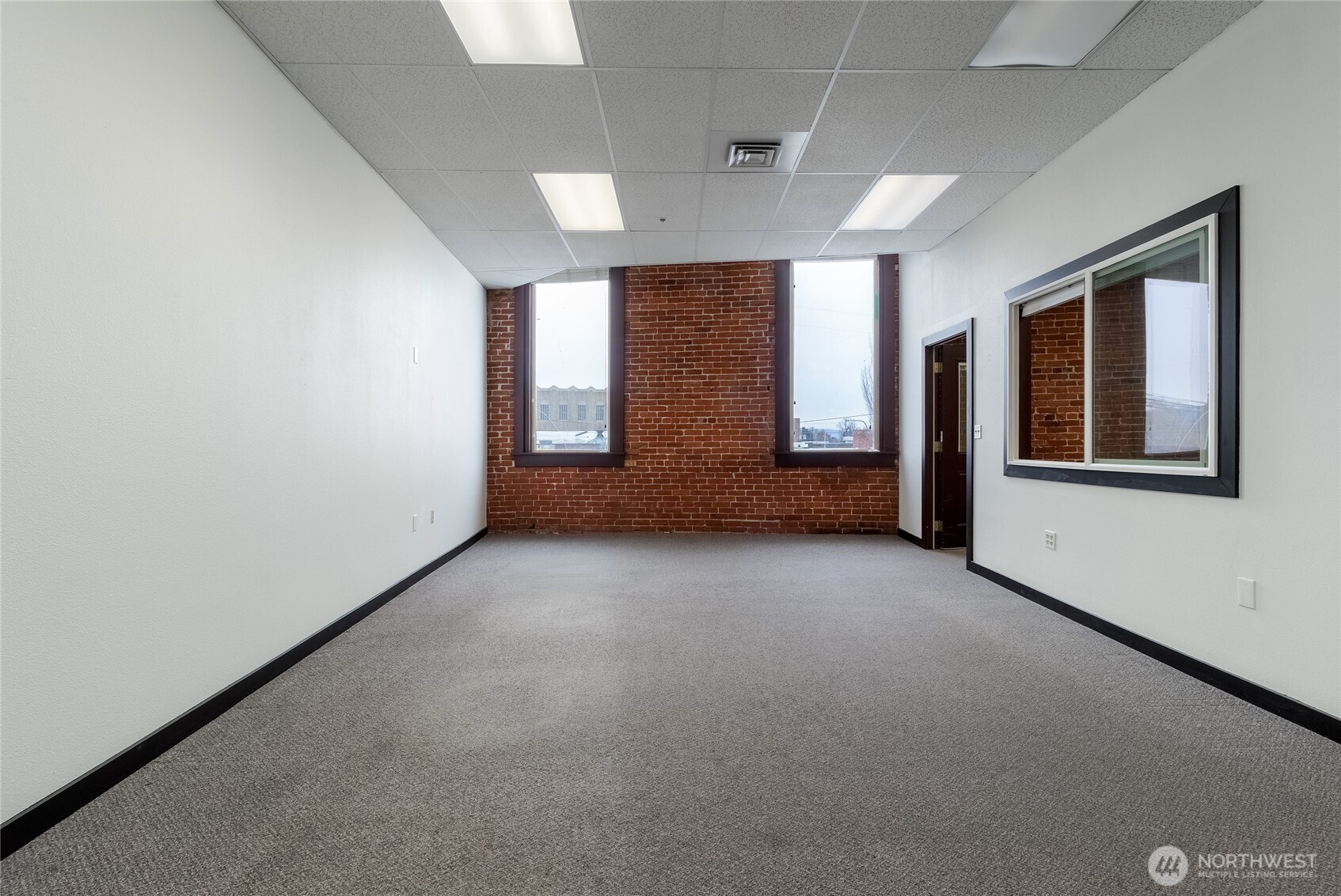 38 East Main Street Walla Walla, WA 99362 - Photo 6 of 24 an empty room with windows