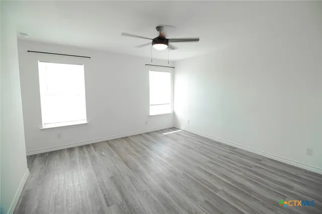 a view of a house with backyard and garden