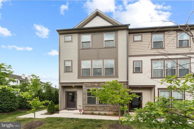 $3,300 | 120 Tolocka Terrace Northeast, Leesburg, VA 20176