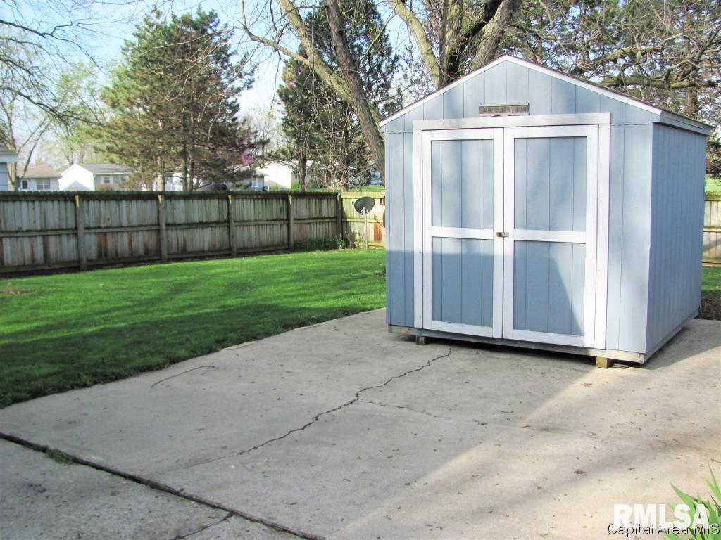 2109 Stonehenge Road Springfield, IL 62702 - Photo 8 of 23
