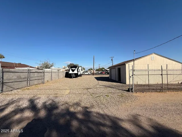 a view of a backyard
