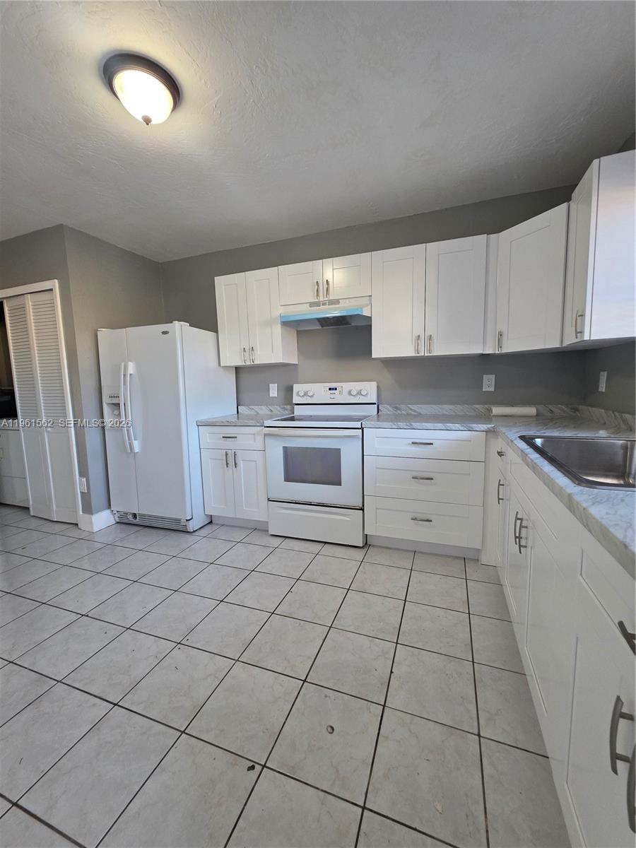 28156 Southwest 142nd Court Homestead, FL 33033 - Photo 12 of 32