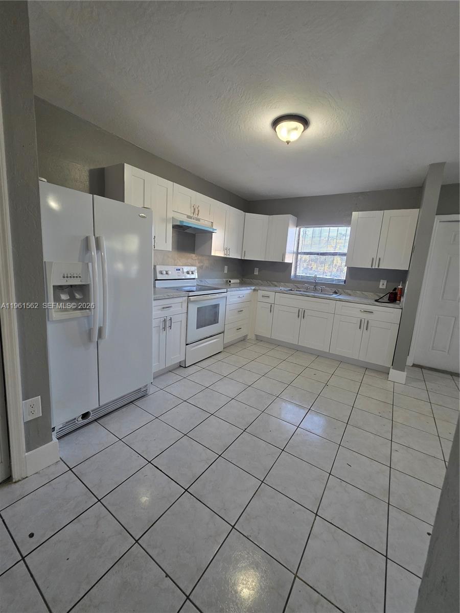 28156 Southwest 142nd Court Homestead, FL 33033 - Photo 4 of 32