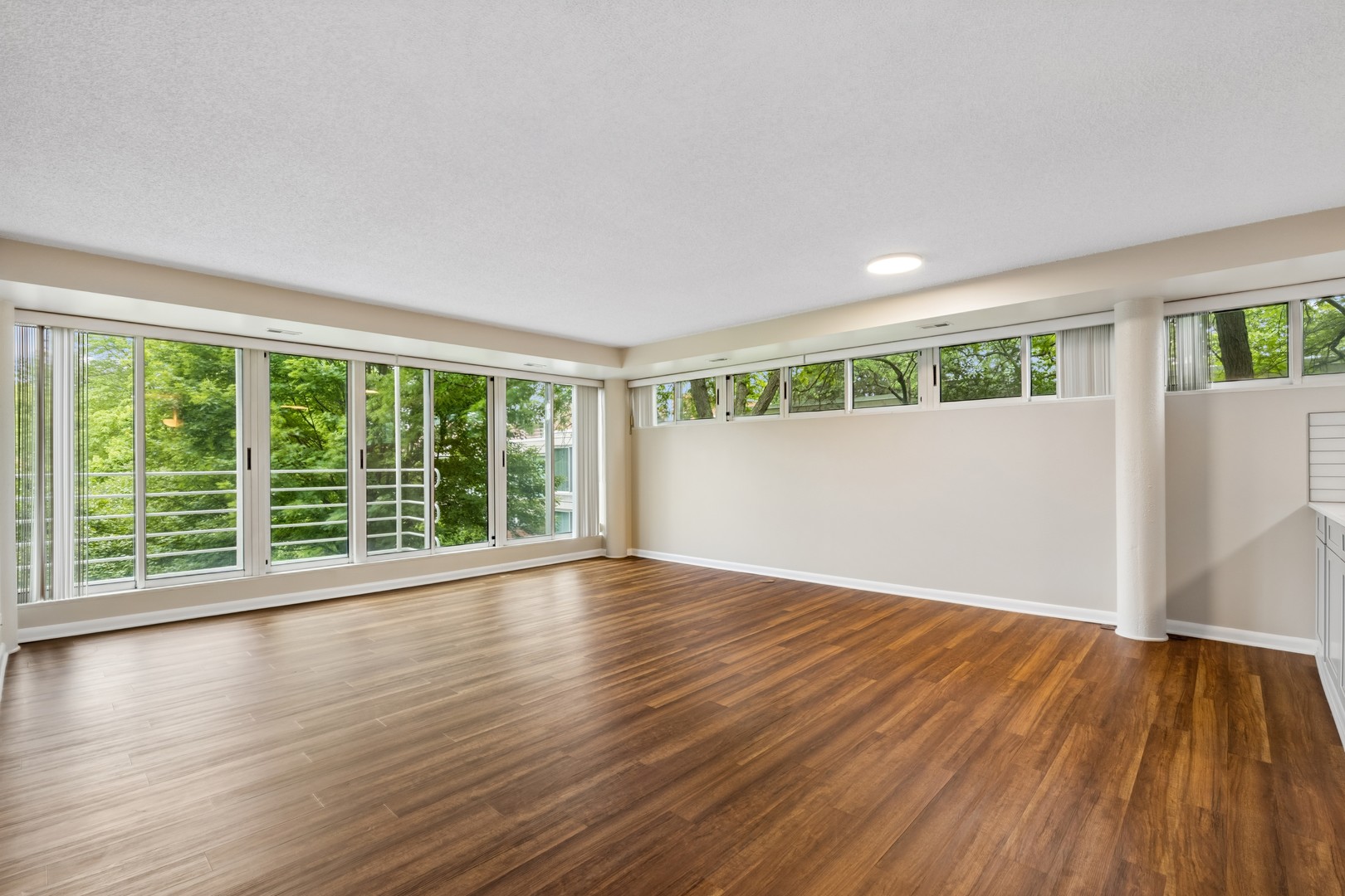 2555 Gross Point Road, Unit 205 Evanston, IL 60201 - Photo 3 of 22