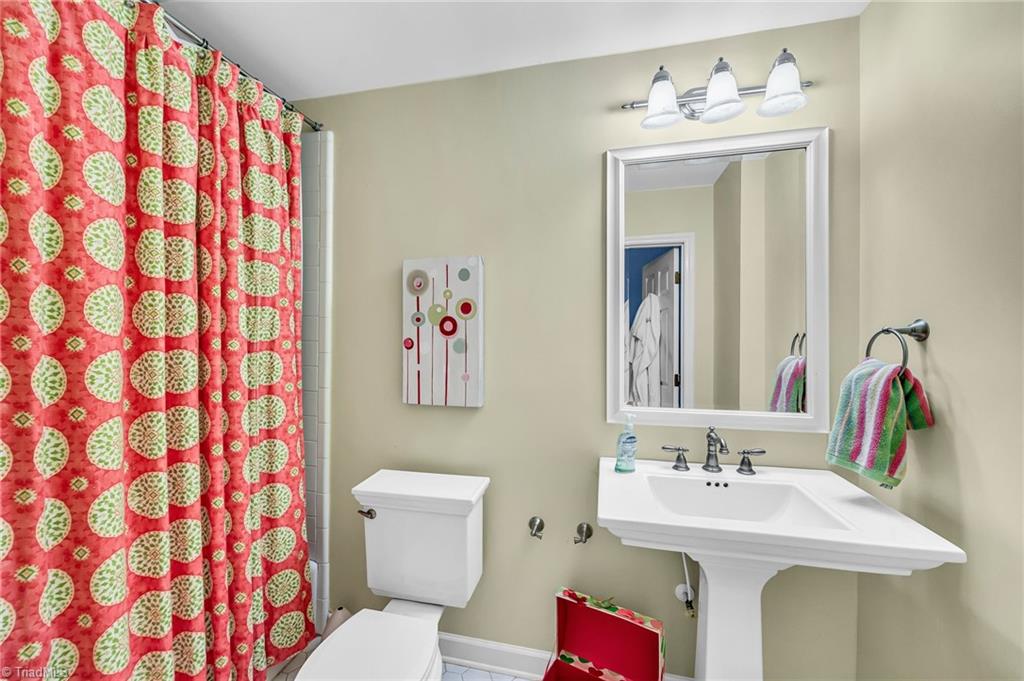 1325 Heathcliff Road High Point, NC 27262 - Photo 23 of 48