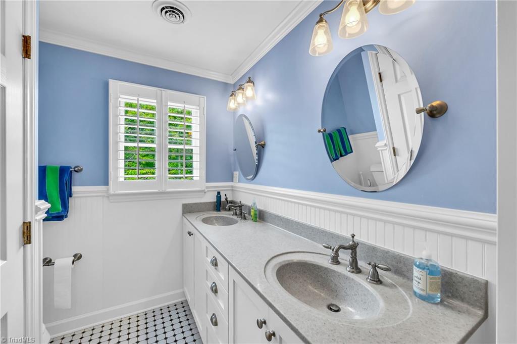 1325 Heathcliff Road High Point, NC 27262 - Photo 24 of 48