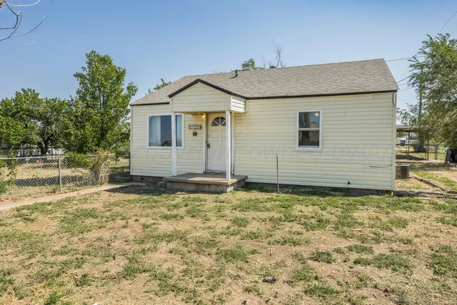 a view of a house with yard