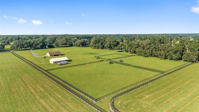 a view of a tennis court