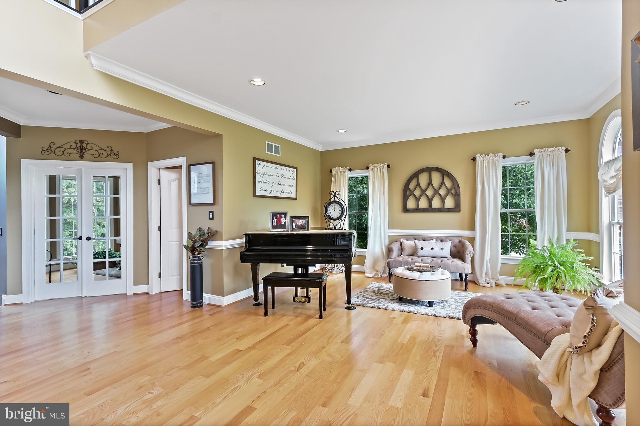 9818 Magledt Road Baltimore, MD 21234 - Photo 22 of 60 Living Room
