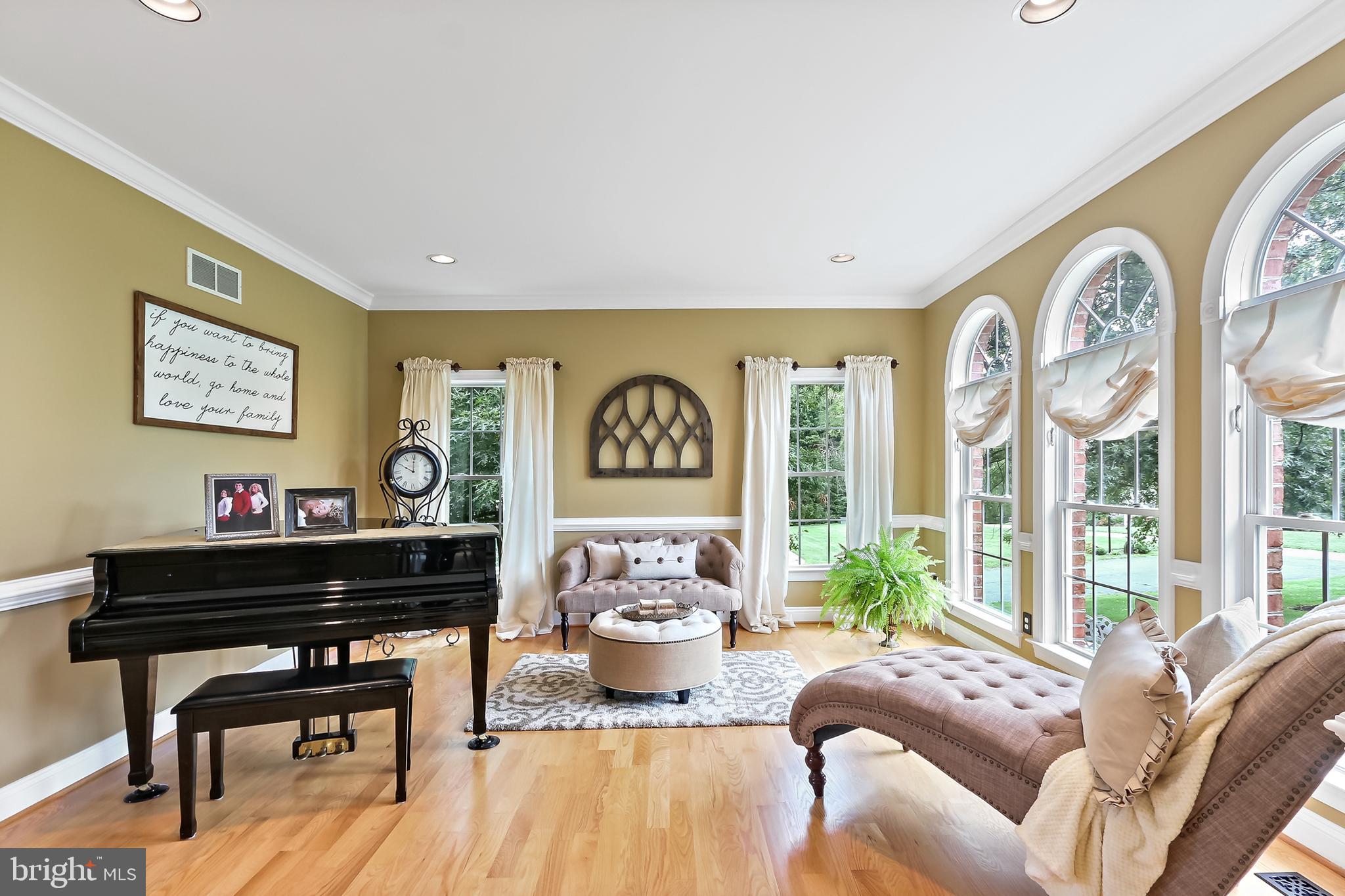 9818 Magledt Road Baltimore, MD 21234 - Photo 23 of 60 Living Room