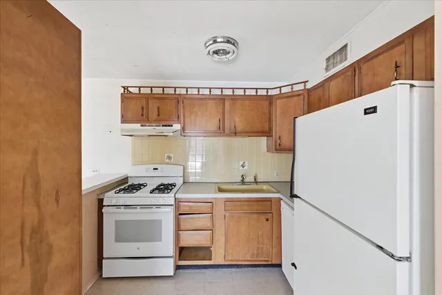 $184,000 | 171 Highland Street, Unit 204, Taunton, MA 02780