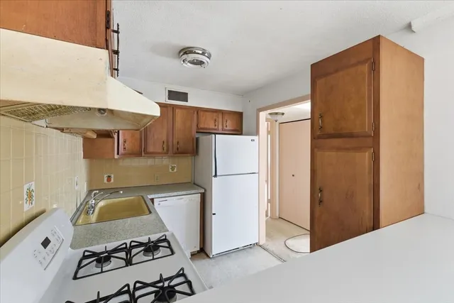 $184,000 | 171 Highland Street, Unit 204, Taunton, MA 02780