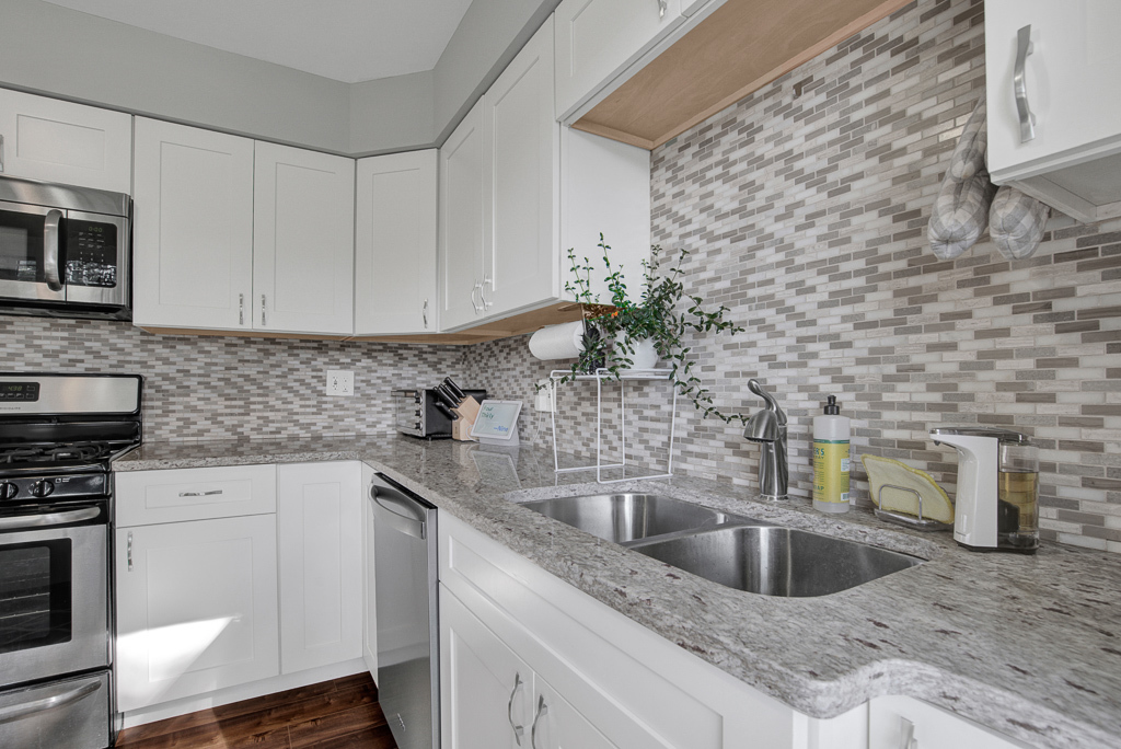 780 Spring Road Elmhurst, IL 60126 - Photo 21 of 42 a kitchen with stainless steel appliances a sink stove and cabinets