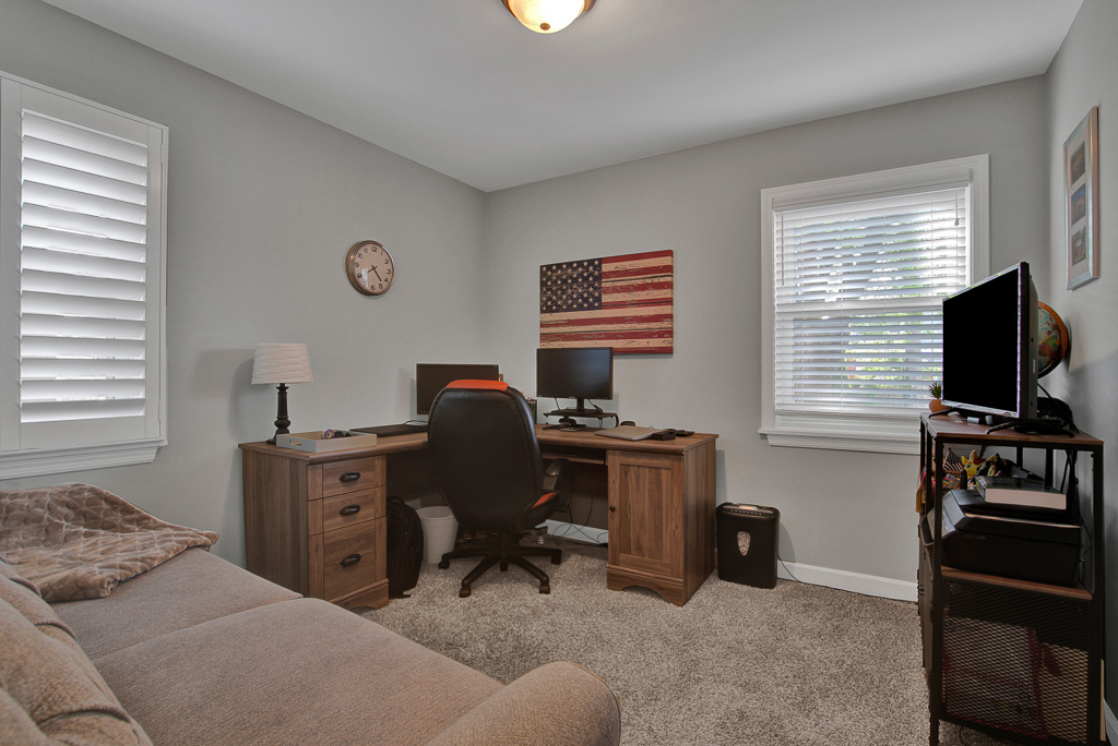 780 Spring Road Elmhurst, IL 60126 - Photo 23 of 42 a livingroom with workspace and a window