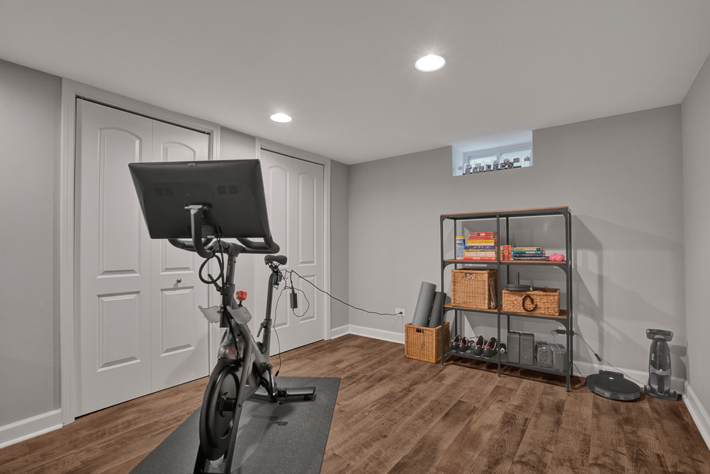 780 Spring Road Elmhurst, IL 60126 - Photo 41 of 42 a view of a room with gym equipment