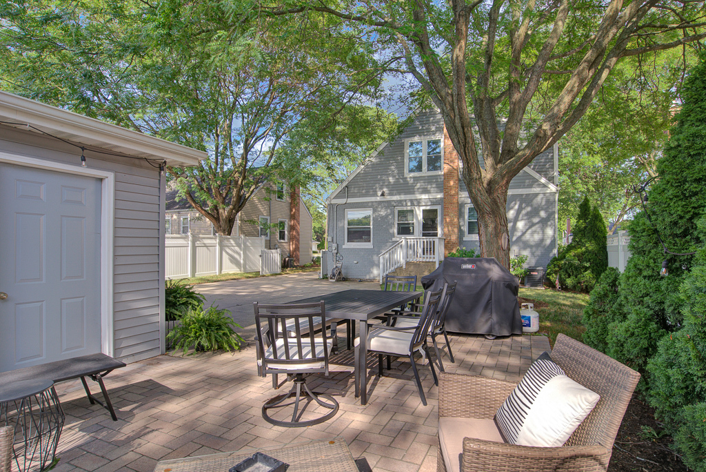 780 Spring Road Elmhurst, IL 60126 - Photo 10 of 42 a view of patio with table and chairs and potted plants