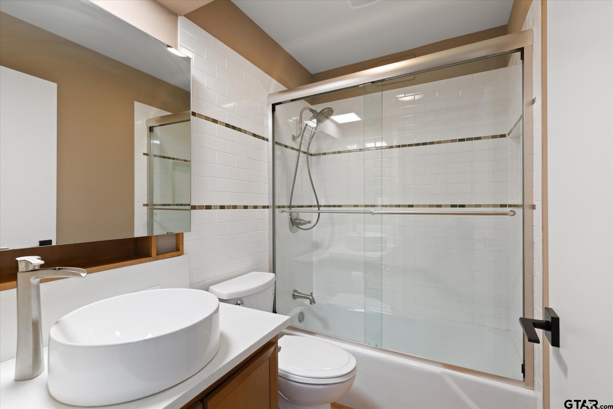 6376 Tryon Road Longview, TX 75605 - Photo 20 of 43 a bathroom with a toilet a sink and shower