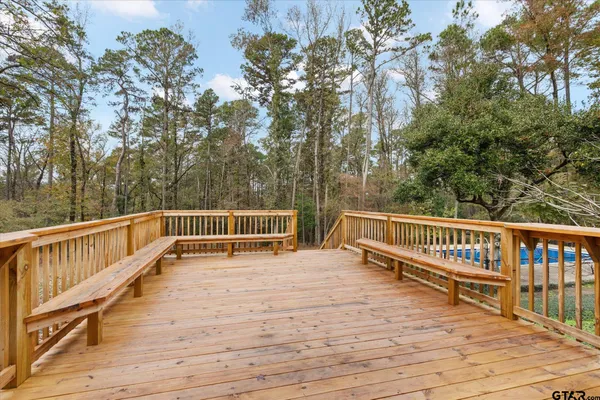 a view of back yard of the house