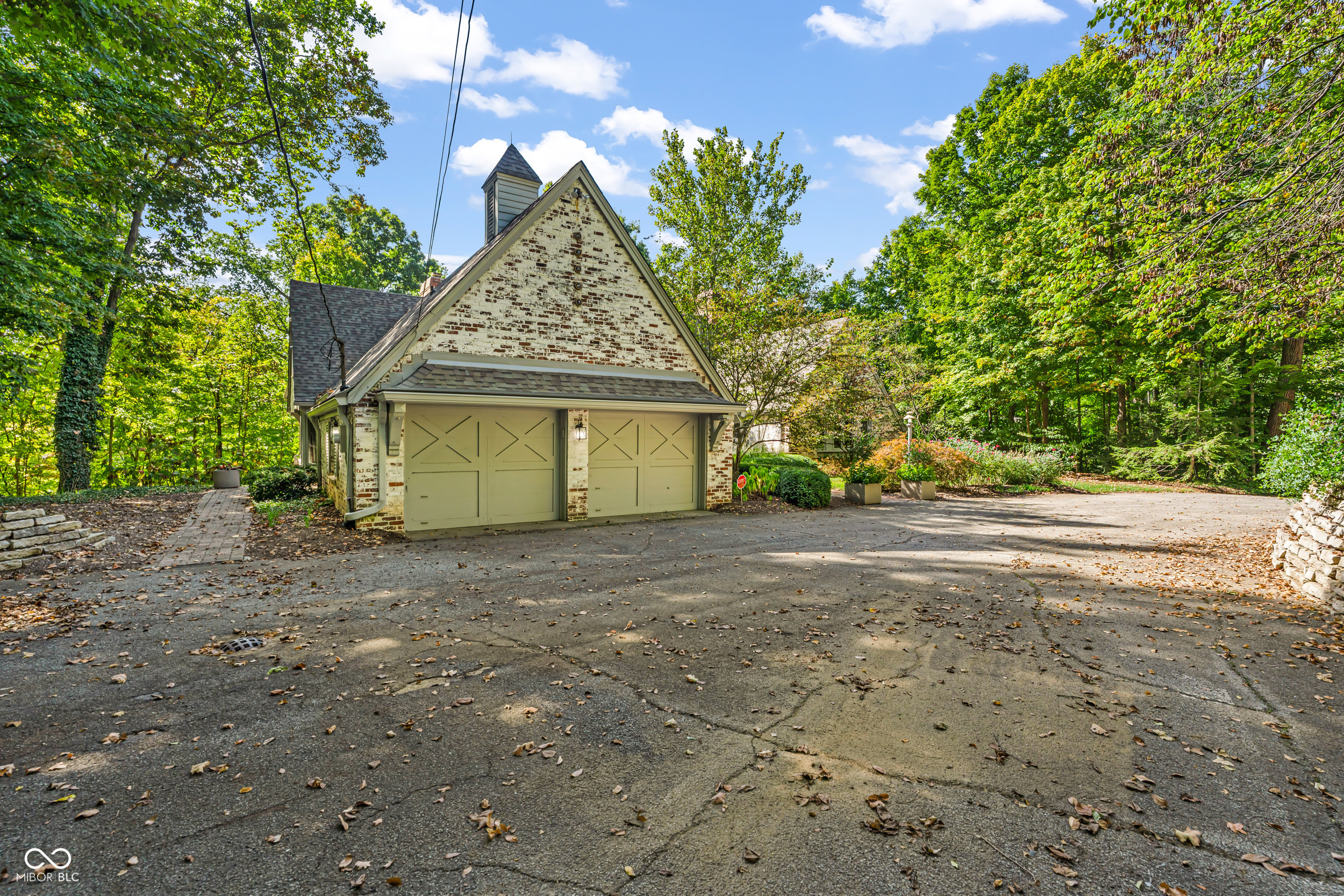 6047 Brokenhurst Road Indianapolis, IN 46220 - Photo 5 of 77