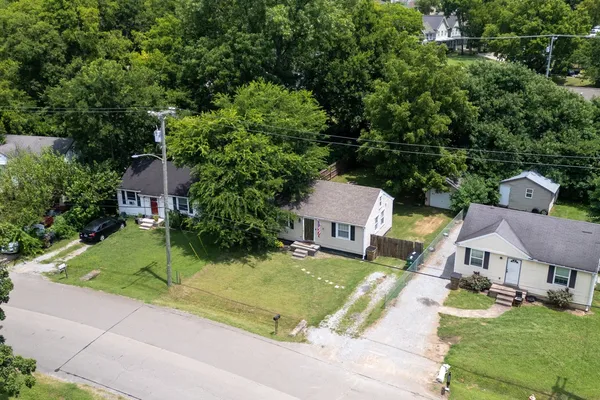 a view of a house with a backyard