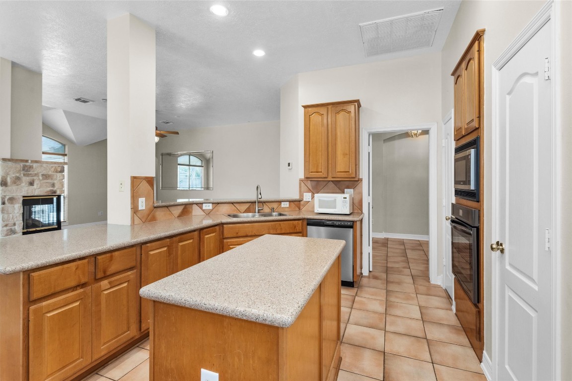 5307 Summerland Ridge Court Houston, TX 77041 - Photo 17 of 35 Kitchen open to living areas