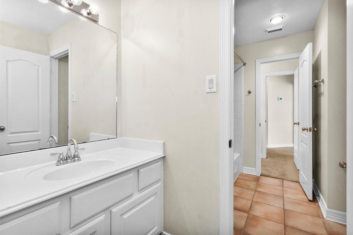 5307 Summerland Ridge Court Houston, TX 77041 - Photo 26 of 35 Hall Jack'n'Jill bathroom