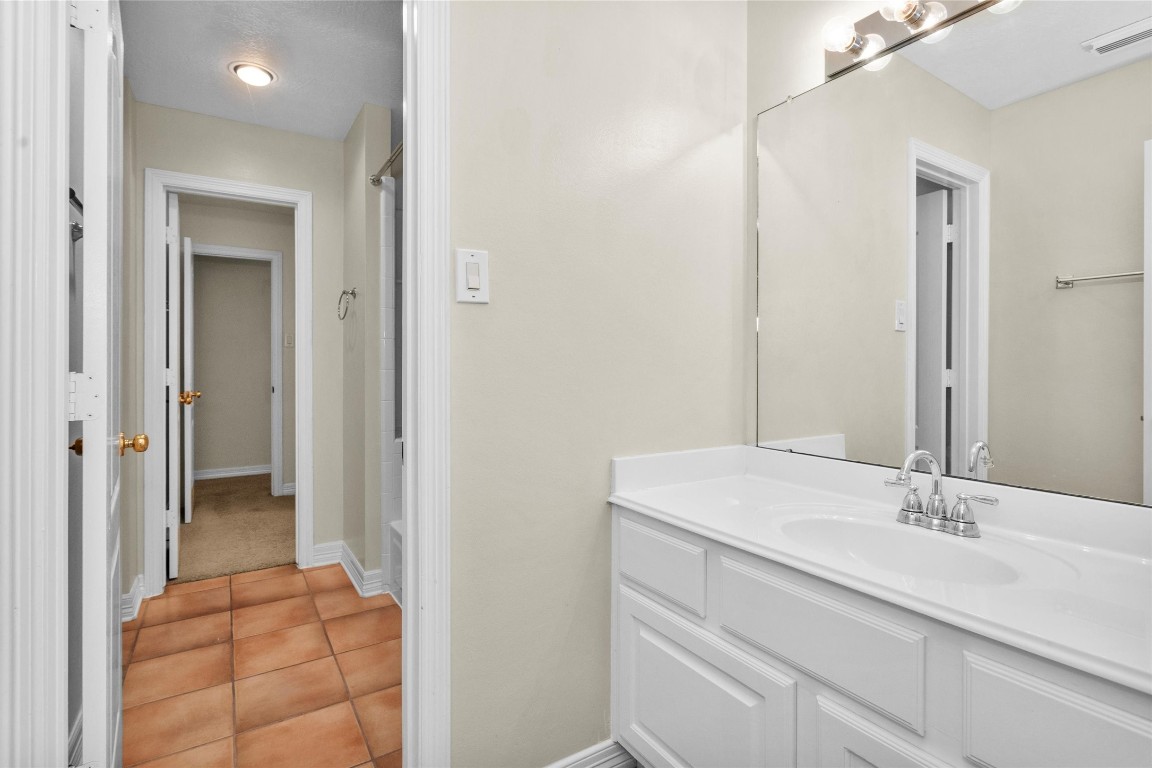 5307 Summerland Ridge Court Houston, TX 77041 - Photo 28 of 35 Other side of Jack'n'Jill bathroom