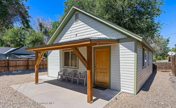 a view of a house with backyard