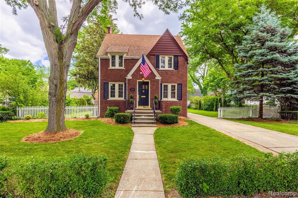 214 Fisher Road Grosse Pointe Farms, MI 48230 - Photo 3 of 44