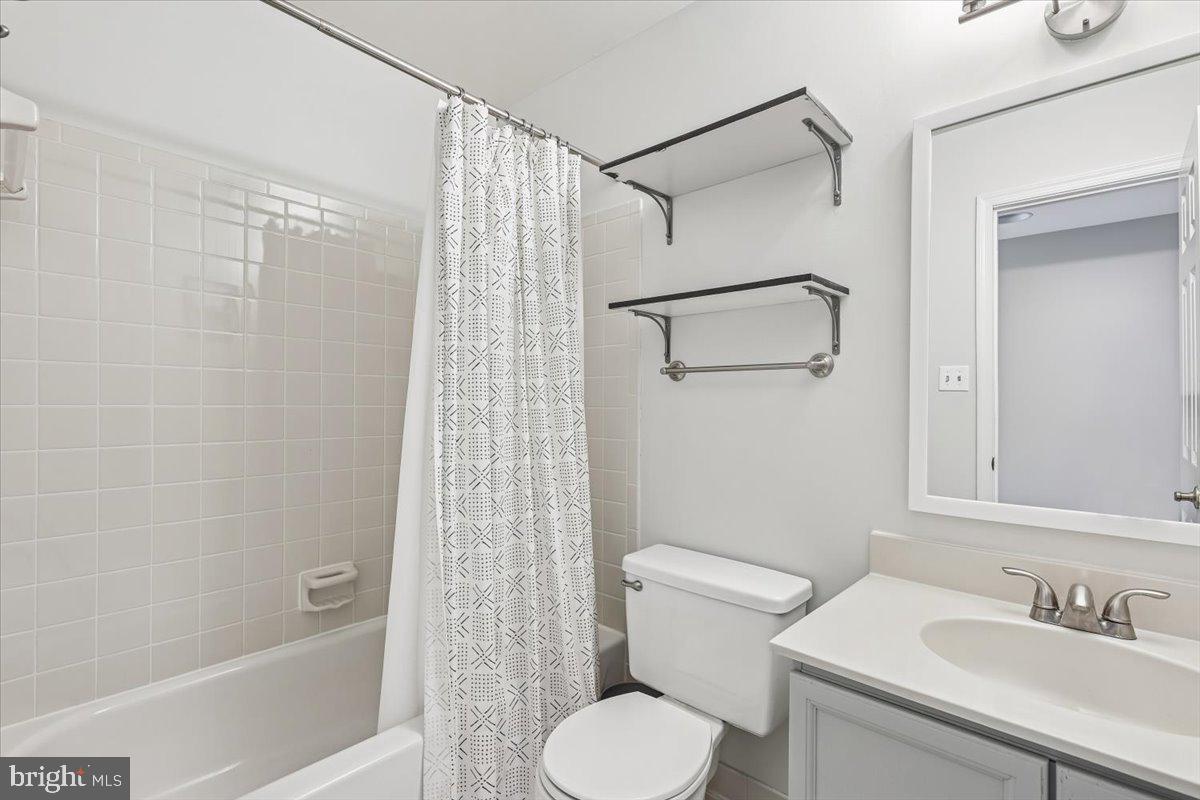 6047 Knights Ridge Way Alexandria, VA 22310 - Photo 16 of 33 Hall Bathroom w tub/shower combo