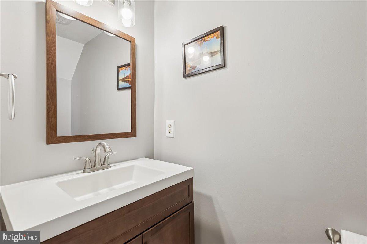 6047 Knights Ridge Way Alexandria, VA 22310 - Photo 19 of 33 LL- Powder Room