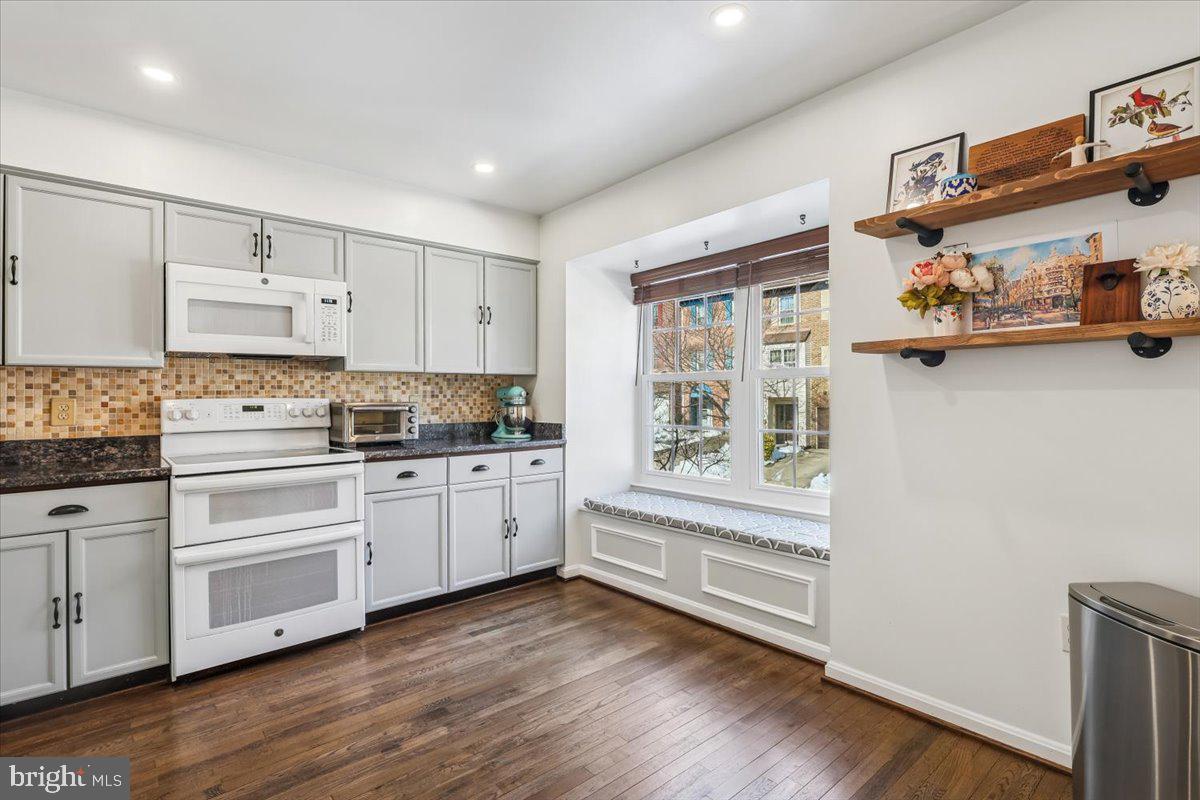 6047 Knights Ridge Way Alexandria, VA 22310 - Photo 7 of 33 Kitchen with large Bay window