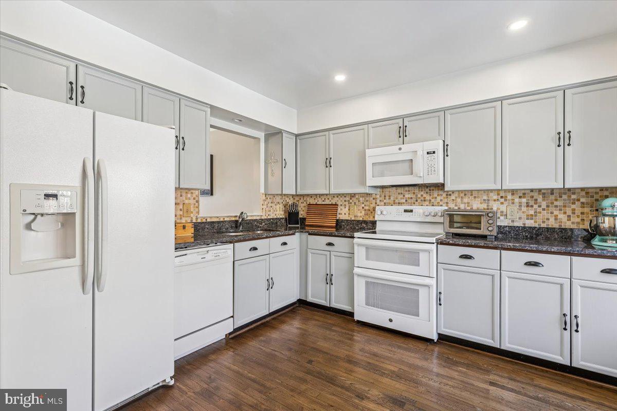 6047 Knights Ridge Way Alexandria, VA 22310 - Photo 8 of 33 Quality appliances and cabinetry