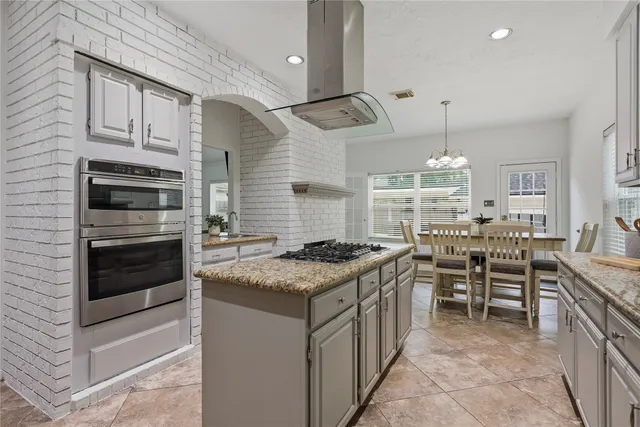 $699,000 | 35 Outervale Place, The Woodlands, TX 77381