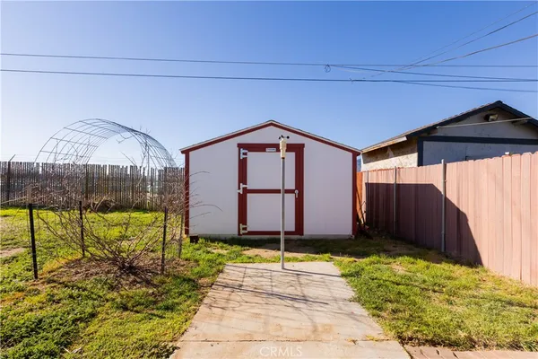 a view of a backyard of the house