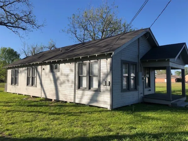 a view of a house with backyard and porch