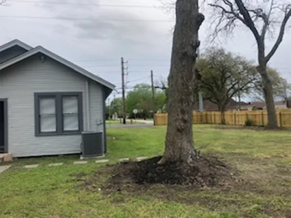 a view of a house with backyard and garden